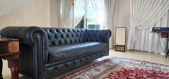 Black Leather Chesterfield Sofa - 3 Seater, Classic Button-Tufted