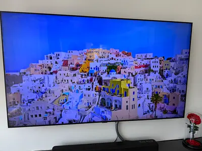 Samsung Thin 65 inches Flat Screen TV , UA65AU7000UXZN ,mounted with swivel bracket - Good condition