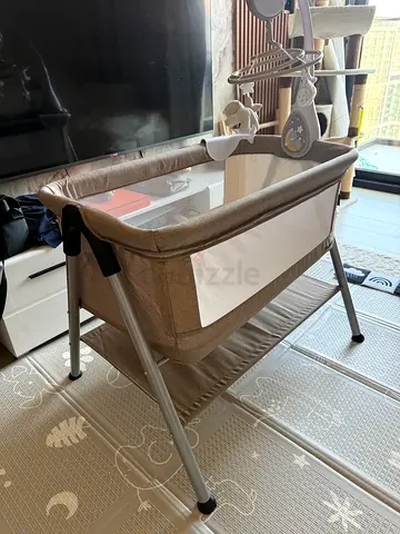 Teknum Baby crib with Chicco mobil