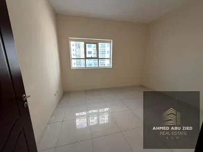 غرفتين منهم غرفة ماستر صالة كبيرة منفصلة مطبخ واسع 2 حمام بلكون اطلالة مفتوحة تكييف مركزي باركن خاص تسهيلات في الدفع قريب لمخرج دبي الشارقة تامين شيك