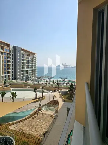 امتلك شقة غرفتين نوم في خورفكان بمساحة واسعة وسعر مميز، واستمتع بحياة تجمع بين الهدوء والطبيعة والفخامة في واحدة من أجمل المدن الساحلية في الإمارات.