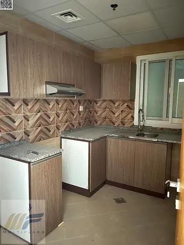 Two-bedroom apartment with a hall at a very good price, super deluxe finishing, in a strategic location on Sheikh Mohammed Bin Zayed Street, with a be
