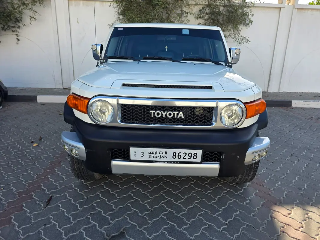 Toyota FJ Cruiser 2012 — photo 1 of 11