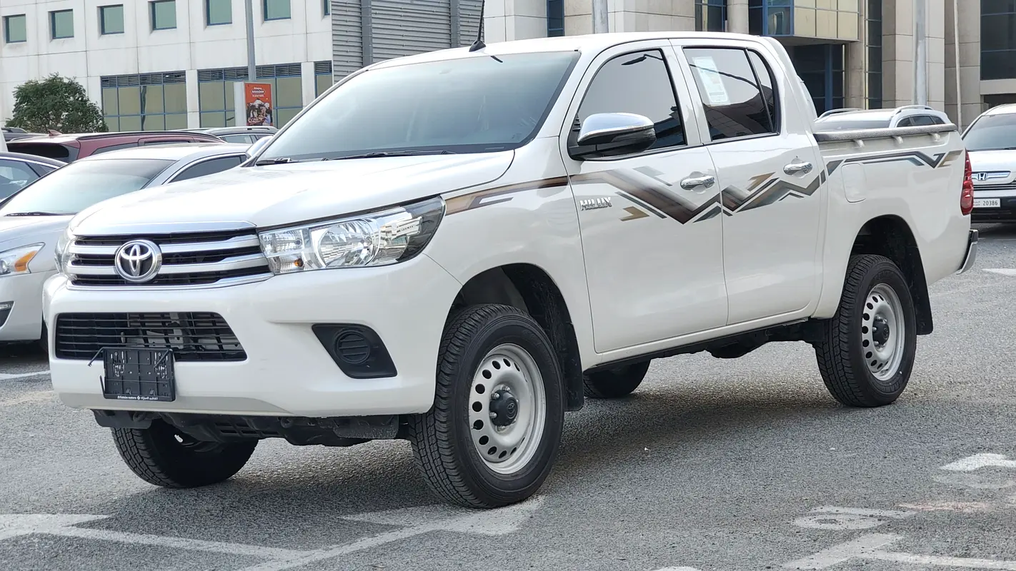 Toyota Hilux 2023 — photo 1 of 6