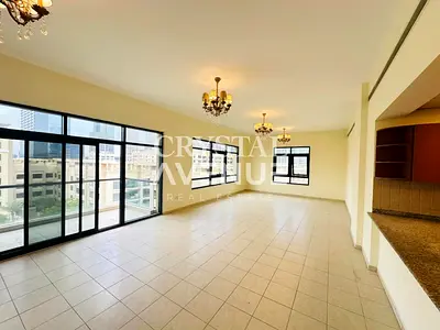 شقة فسيحة من 3 غرف نوم | النخيل 3 | إطلالات متعددة من الشرفات