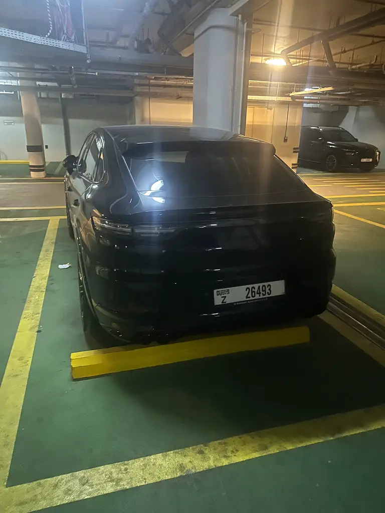 Porsche Cayenne 2021 — photo 1 of 7