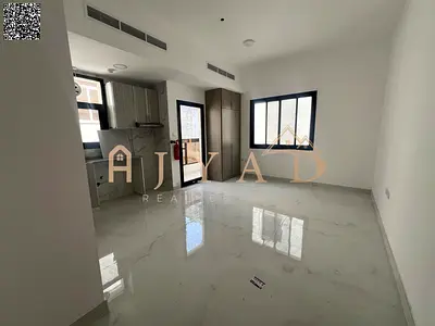 شقة استوديو اول ساكن للايجار السنوي بالعالية (عجمان) - شهر مجاني - خزائن بالحائط - بلكون - مكيف مركزي - 1 حمام - تسهيلات بالدفع - تشطيب رائع .
