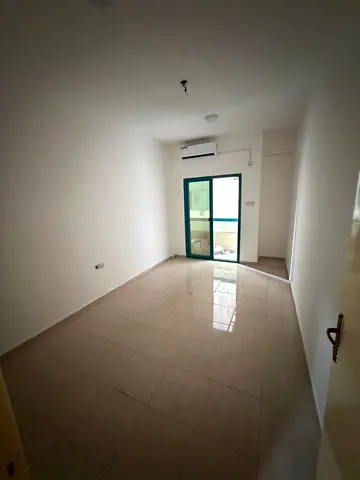 شقة غرفة وصالة للإيجار في القاسمية الند الشارقة مساحة ممتازة تصميم عصري حمام تكييف مركزي مناسبة للعائلات السعر 27000 سنويا 4 او 6 دفعات تأمين شيك