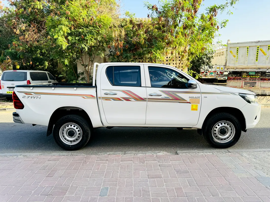 Toyota Hilux 2020 — photo 1 of 9