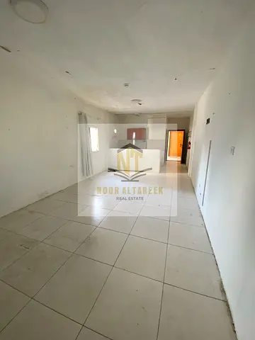 استوديو للإيجار السنوي في منطقة المجاز 2 بإمارة الشارقة، يتميز بمساحة واسعة وتصميم عملي مناسب للسكن المريح، كما يقع في موقع حيوي قريب من جميع الخدمات