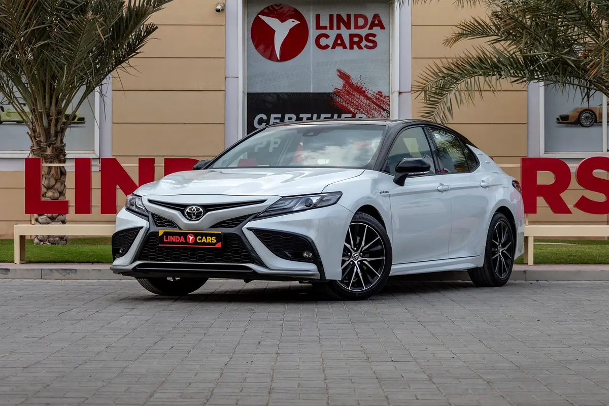 Toyota Camry 2024 — photo 1 of 20