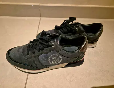 Used Tommy Hilfiger shoes good condition
