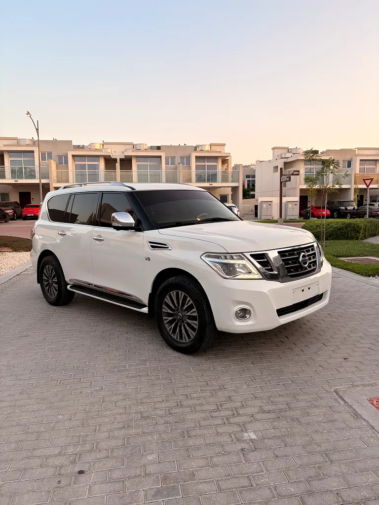 Nissan Patrol 2011 — photo 1 of 5