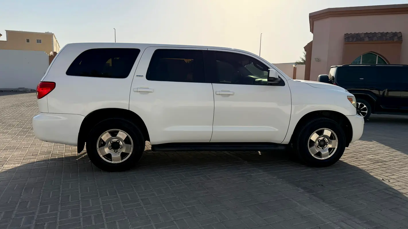 Toyota Sequoia 2013 — photo 1 of 11