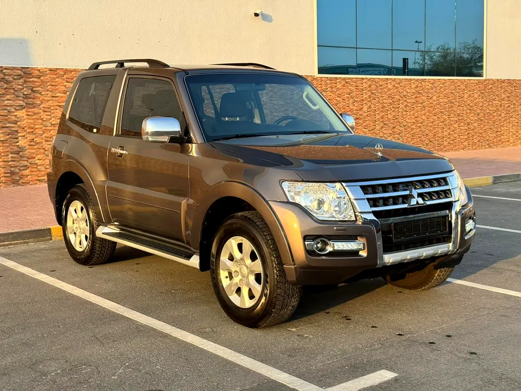 Mitsubishi Pajero 2016 — photo 1 of 17