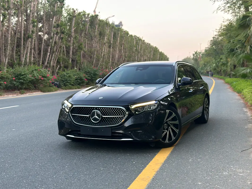 Mercedes-Benz E-Class 2025 — photo 1 of 17