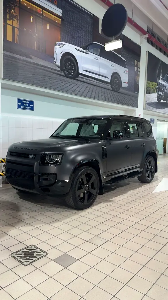 Land Rover Defender 2026 — photo 1 of 6
