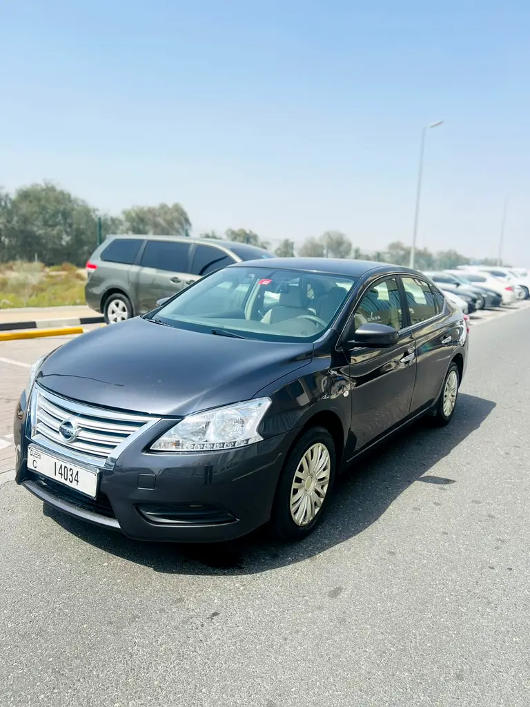 Nissan Sentra 2019 — photo 1 of 10