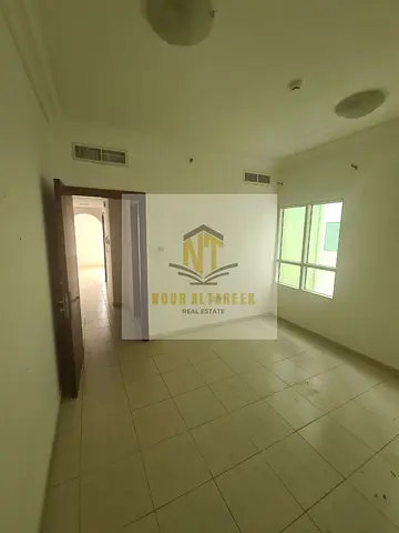 شقة للإيجار السنوي في منطقة المجاز 1 بإمارة الشارقة، تتميز بموقع حيوي قريب من جميع الخدمات والمرافق الأساسية مثل الأسواق والمواصلات، مما يجعلها خيارًا