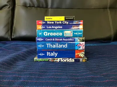 8 LONELY PLANET TRAVEL GUIDES