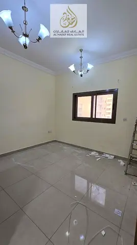 الايجارسنوي عجمان الروضه 1 خلف شرطة الحميدية امام كنزهايبرماركت البنايه عائلات استوديو  خزانه بالحائط مطبخ منفصل مع شباك تكيف مركزي1 حمام  مساحات كبير