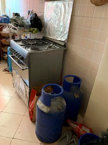 4-burner freestanding gas stove with oven (used) - comes with gas cylinders