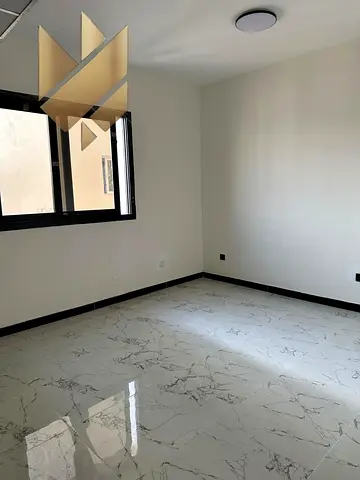 استوديو أول ساكن للإيجار في مويلح الجديدة مقابل سفاري مول مباشرة وعلى الشارع الرئيسي