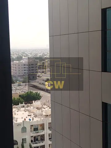 شقة حديثة وواسعة غرفة وصالة ومطبخ غير مفروشة