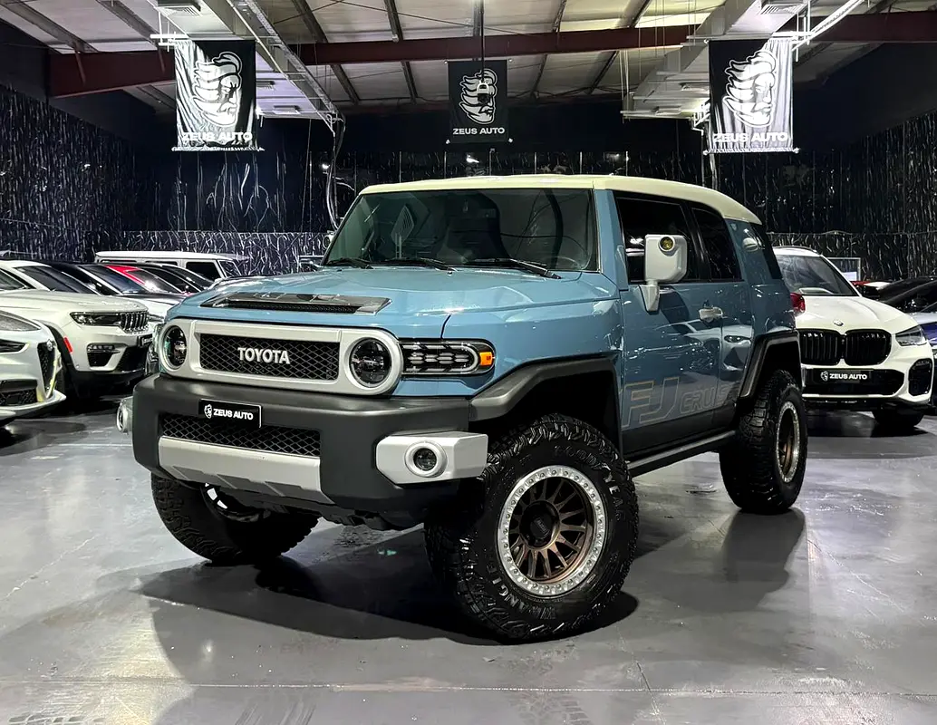 Toyota FJ Cruiser 2020 — photo 1 of 18