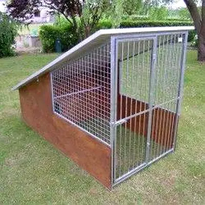 Outdoor metal Dog Kennel with Metal Mesh Door - Good Condition
