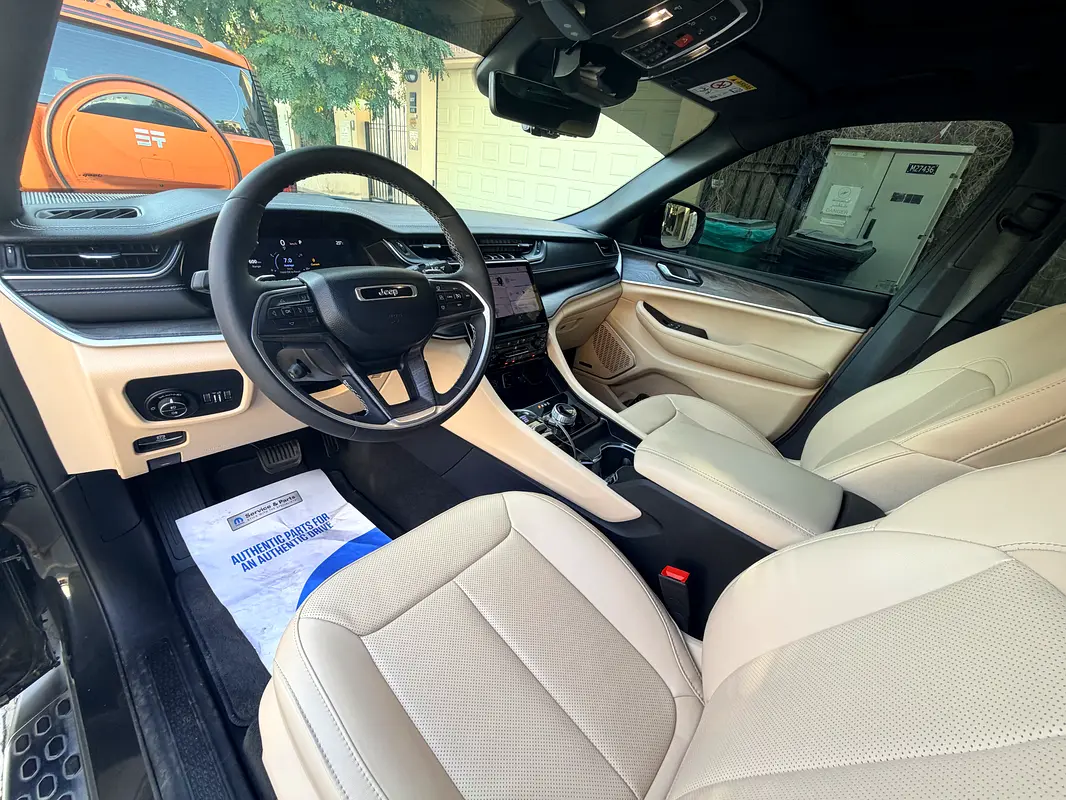 Jeep Grand Cherokee 2024 — photo 1 of 13