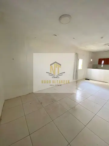 استوديو بمساحة كبيرة وتصميم عملي مناسب للسكن المريح، في موقع حيوي قريب من جميع الخدمات والمرافق .