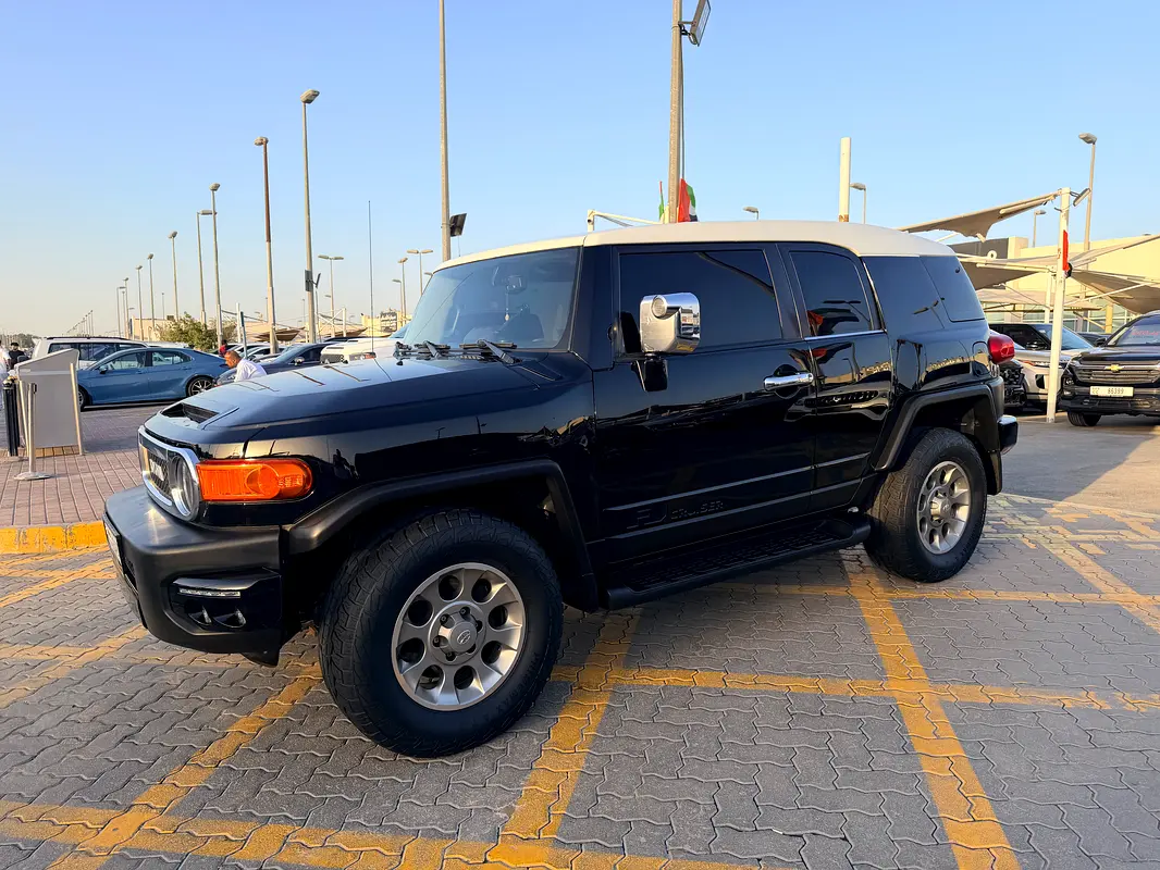 Toyota FJ Cruiser 2013 — photo 1 of 10