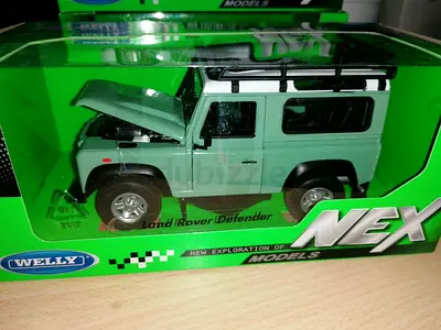 Welly Land Rover Defender 1:24 Diecast Model Car | Metal Collectible Toy