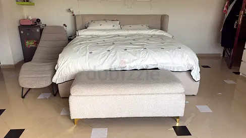 A bed 1 year using no damage comes with a long chair and a bed bench