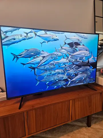 55-inch HISENSE UHD 4K TV in very good condition + wall support