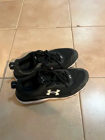 Under Armour black mens sneakers, size 42.5