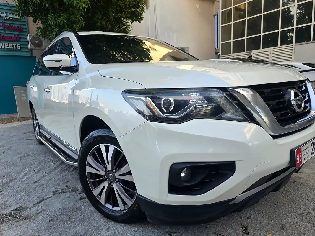 Nissan Pathfinder 2018 — photo 1 of 8