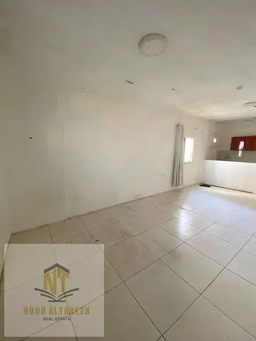 استوديو بمساحة كبيرة وتصميم عملي مناسب للسكن المريح، في موقع حيوي قريب من جميع الخدمات والمرافق .