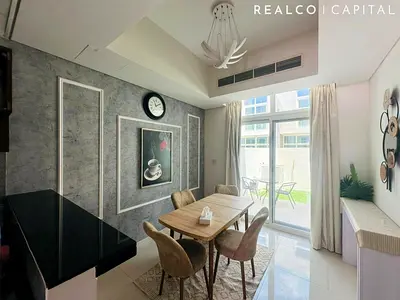 LUXURY FURNISHED / 4 BEDROOMS / MIDDLE UNIT