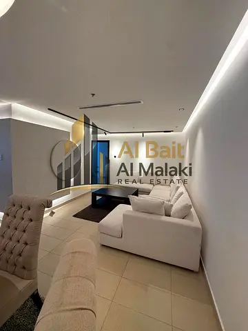 للإيجار شقة فخمة جدًا بمستوى راقٍ وتصميم عصري مميز، مناسبة لأصحاب الذوق الرفيع والباحثين عن السكن الفاخر. تتكون الشقة من غرفتين نوم واسعتين بتوزيع مثالي يوفر الراحة والخصوصية،