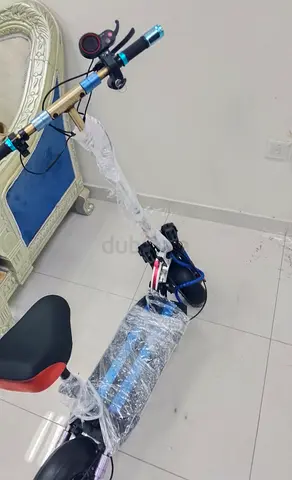 Electric scooter with seat with charge in good condition