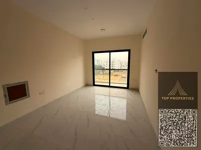 شقة من غرفتي نوم للإيجار السنوي في الجرف 3، عجمان. تشمل الميزات: غرفتي نوم رئيسيتين، حمام إضافي في غرفة المعيشة، شرفة بإطلالة مفتوحة، مطبخ عملي، وتشطي