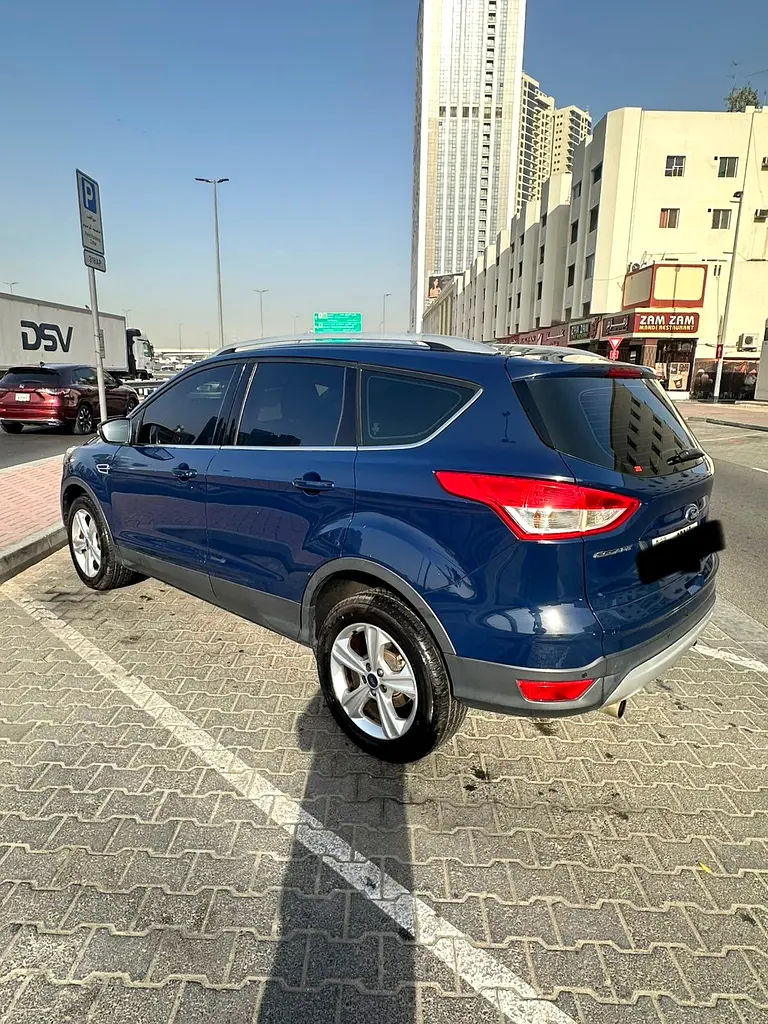 Ford Escape 2015 — photo 1 of 3