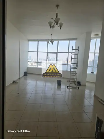 شقة غرفتين وصالة للإيجار في أبراج الأورينت عجمان بمساحة كبيرة وإطلالة بحرية مع باركن خاص