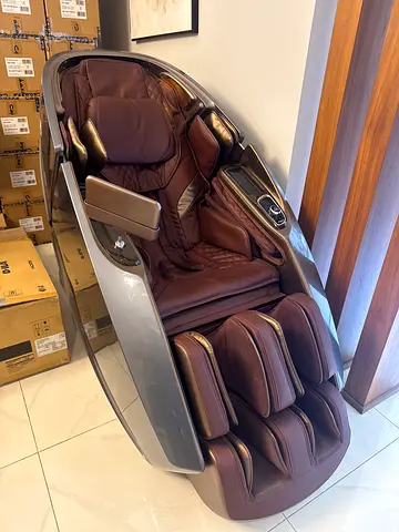 Used full-body electric massage chair in brown leather — excellent condition