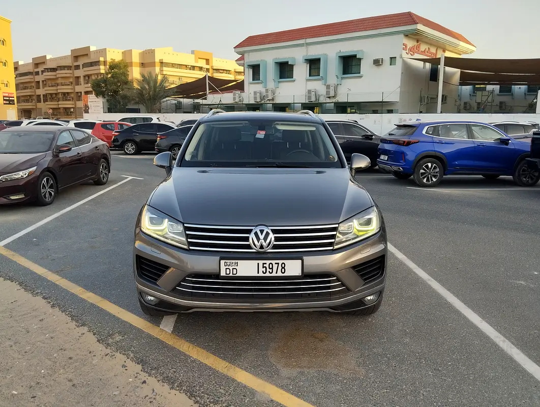 Volkswagen Touareg 2015 — photo 1 of 16