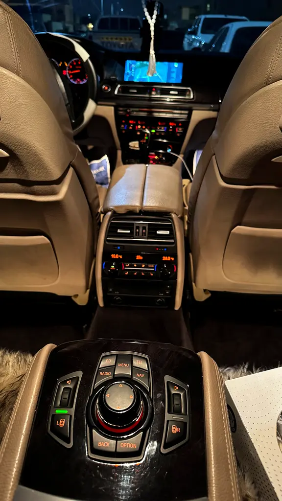 BMW 7-Series 2009 — photo 1 of 20
