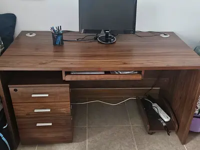 Worming desk, includes movable drawers
