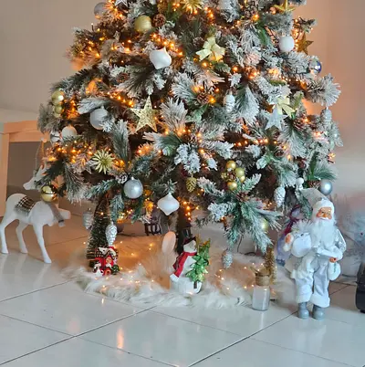 Pre-lit Snowy Artificial Christmas Tree with Ornaments (Decorated)